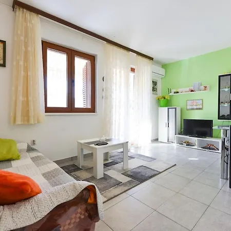 Sunny,spacious Apartmant Pag